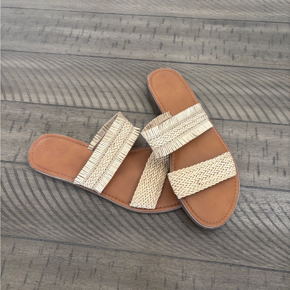 Universal Thread Beige and Tan Sandals